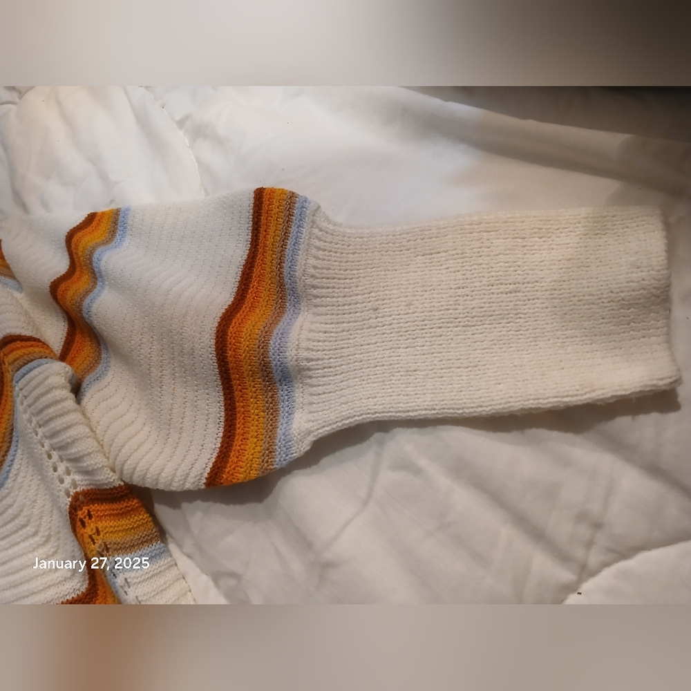 Beautiful form fitting sweater - Picture 2 of 7